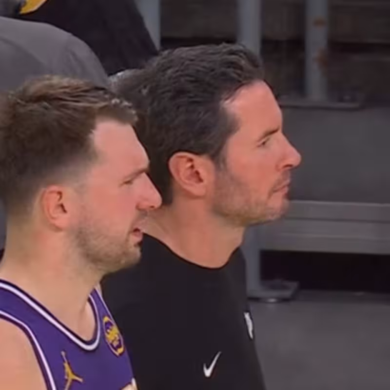 Luka Doncic y JJ Redick, estrella y entrenador de los Lakers.