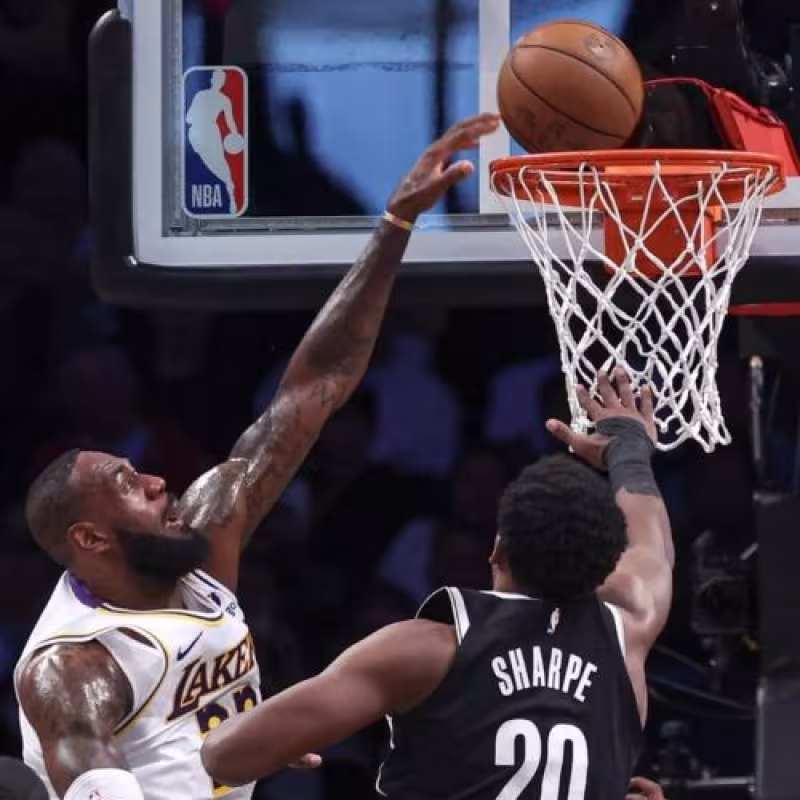 Day'Ron Sharpe, intentando taponar a LeBron James