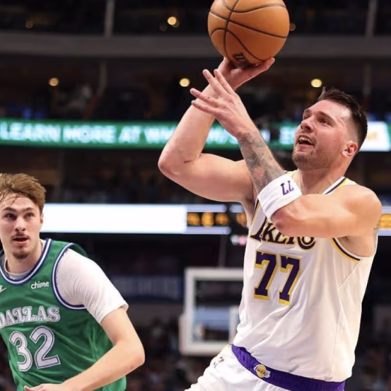 Luka Doncic fue el mejor de los Lakers ante los Mavs de Cooper Flagg