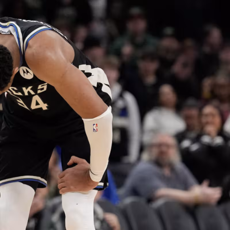 Temporada negra en la NBA para Giannis Antetokounmpo. 