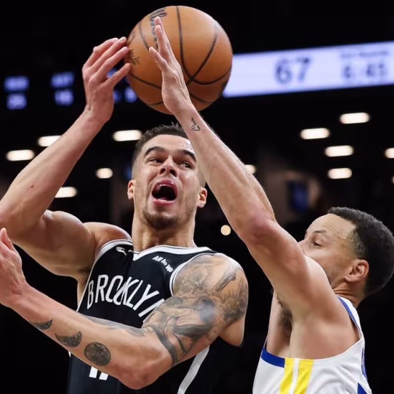Michael Porter Jr., defendido por Stephen Curry