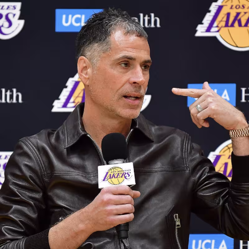 Rob Pelinka seguirá en los Lakers. 