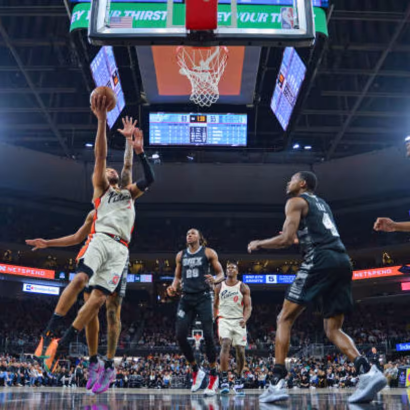 Pistons and Spurs. Photo: gettyimages.