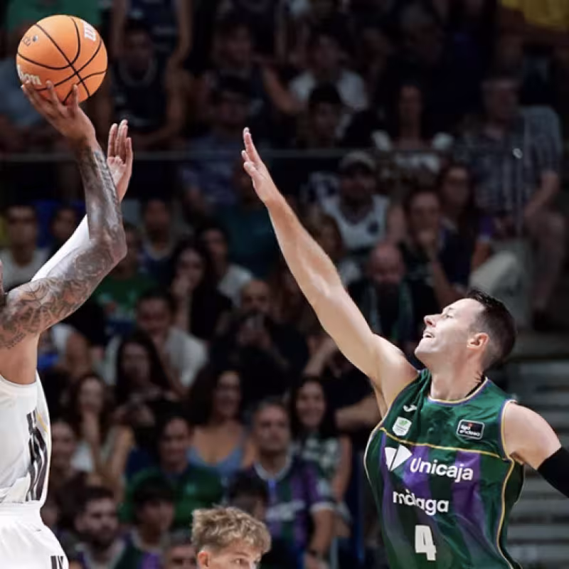Real Madrid stages a comeback from -18 points to defeat Unicaja de Málaga with a great performance by Mario Hezonja.