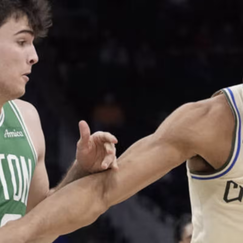 Hugo González, frente a Giannis Antetokounmpo. 