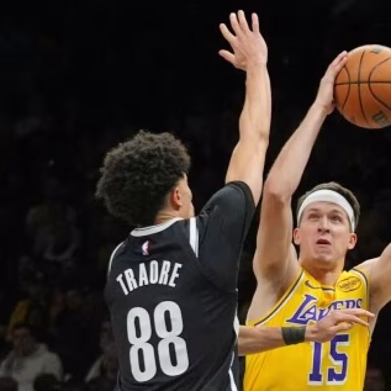 Austin Reaves, defendido por Nolan Traoré