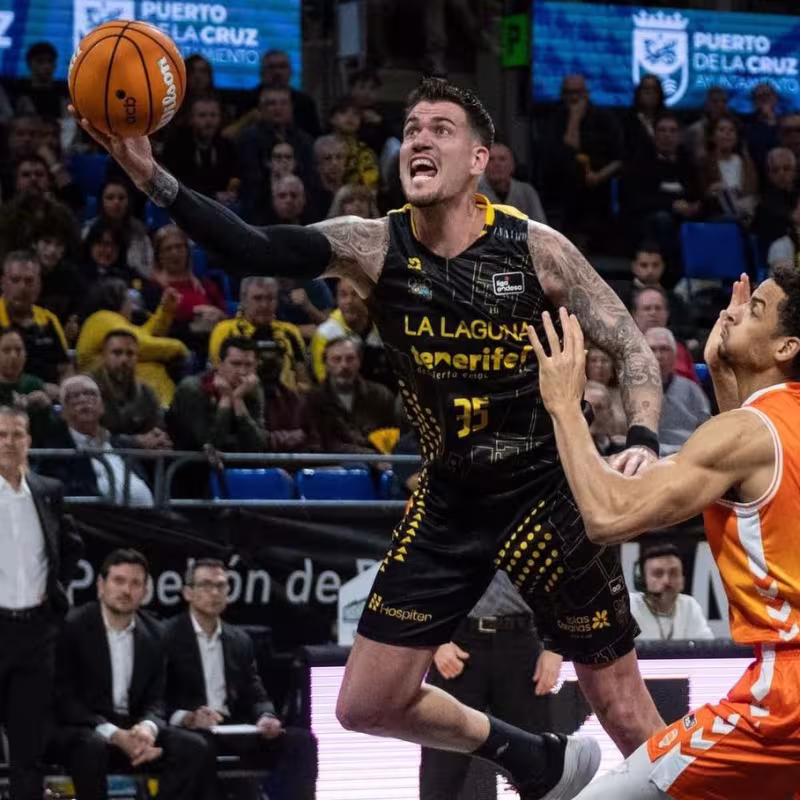Tenerife arrolla a Valencia con Scrubb y Van Beck destacados