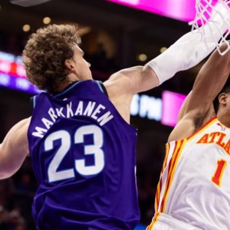 Jalen Johnson, defendido por Lauri Markkanen