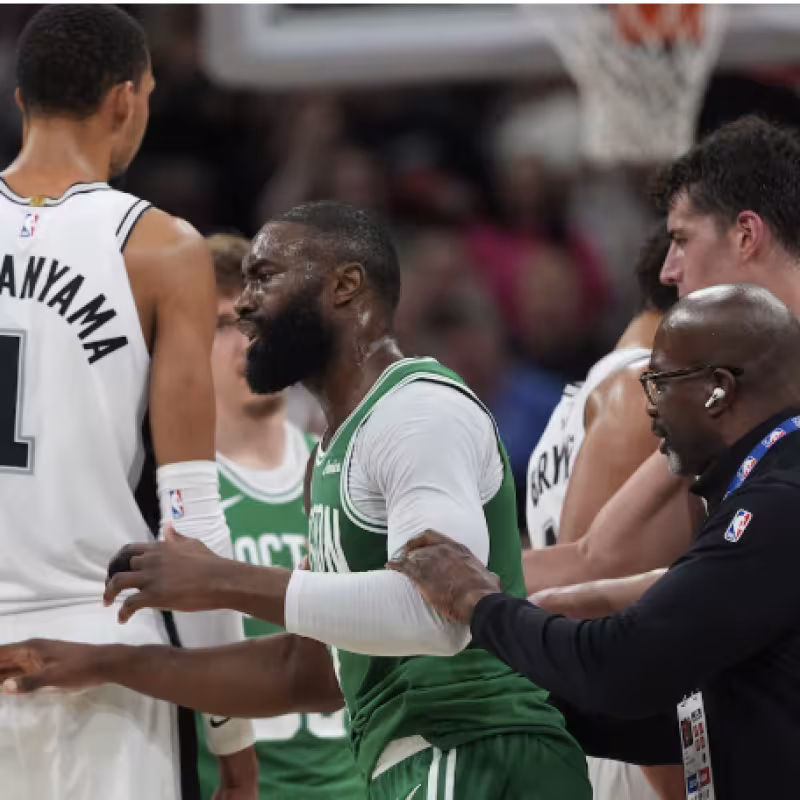 Jaylen Brown fue expulsado en el Spurs-Celtics. 