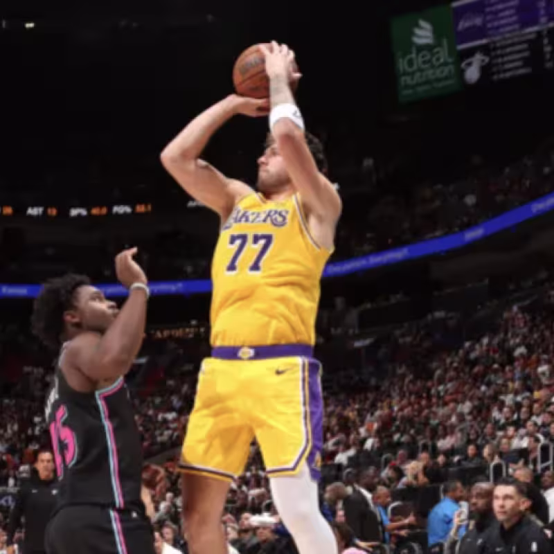 Luka Doncic anotó 60 puntos ante Miami Heat. 