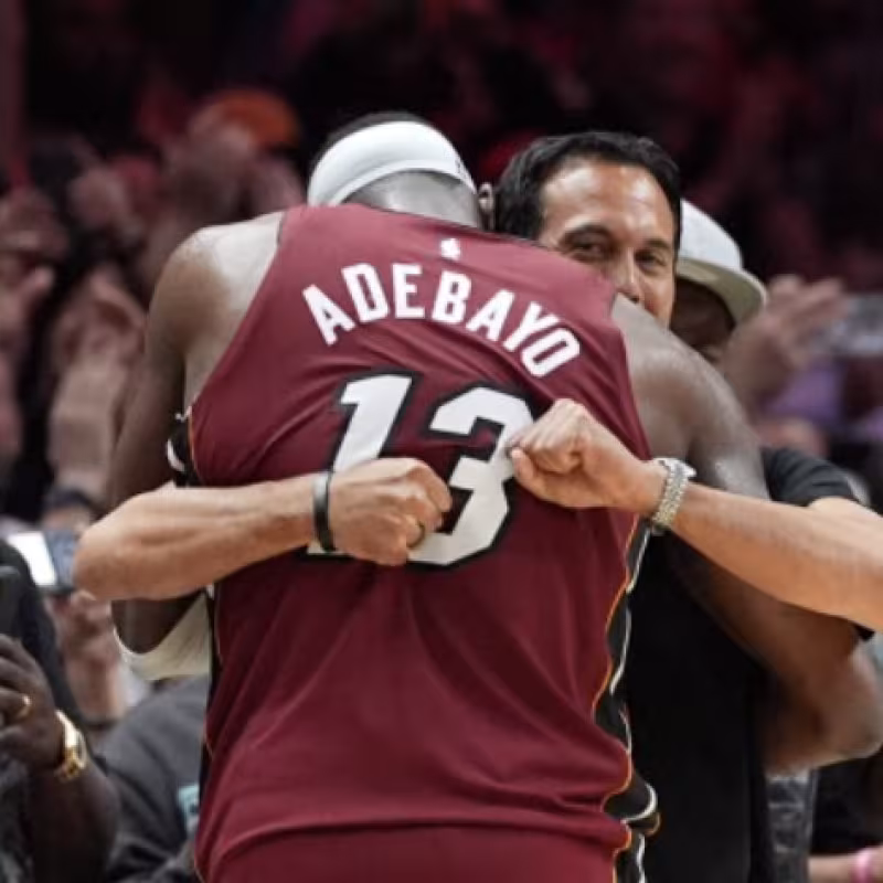 Eric Spoelstra, abrazándose con su jugador Bam Adebayo. 