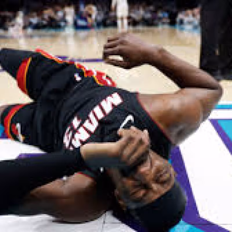 Adebayo se marchó lesionado tras un golpe de LaMelo Ball. 
