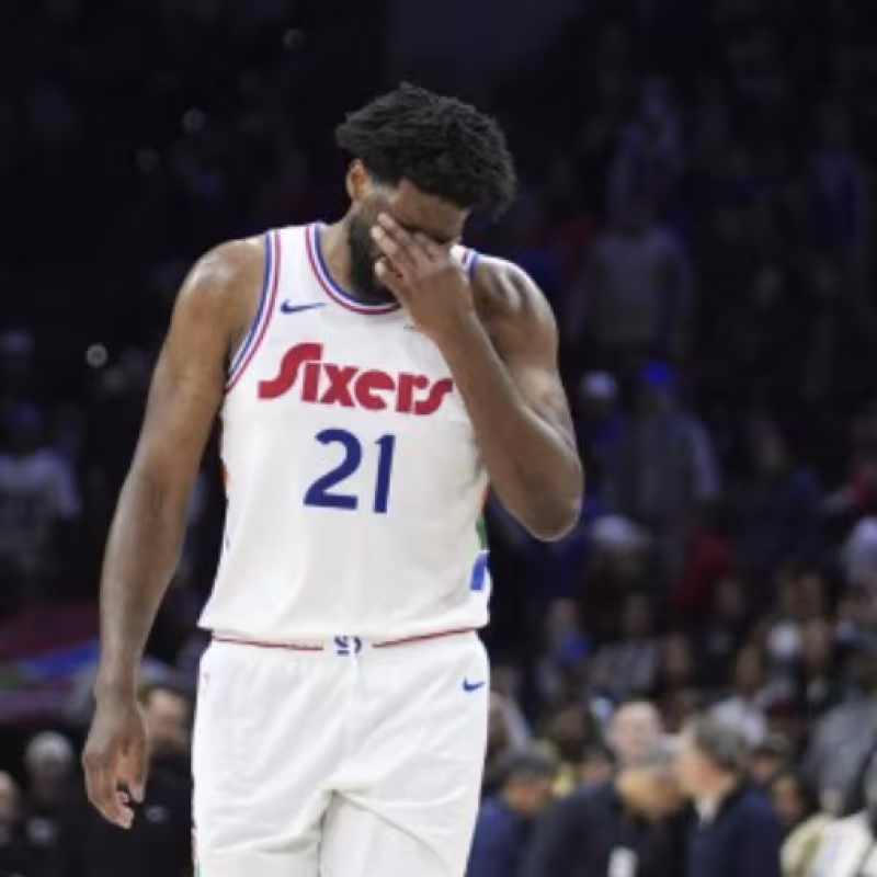 Joel Embiid, operado de urgencia de apendicitis