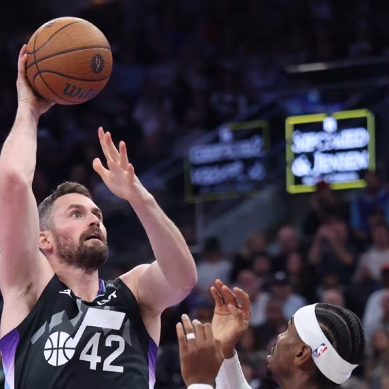 Kevin Love trying a hook shot over Shai Gilgeous-Alexander