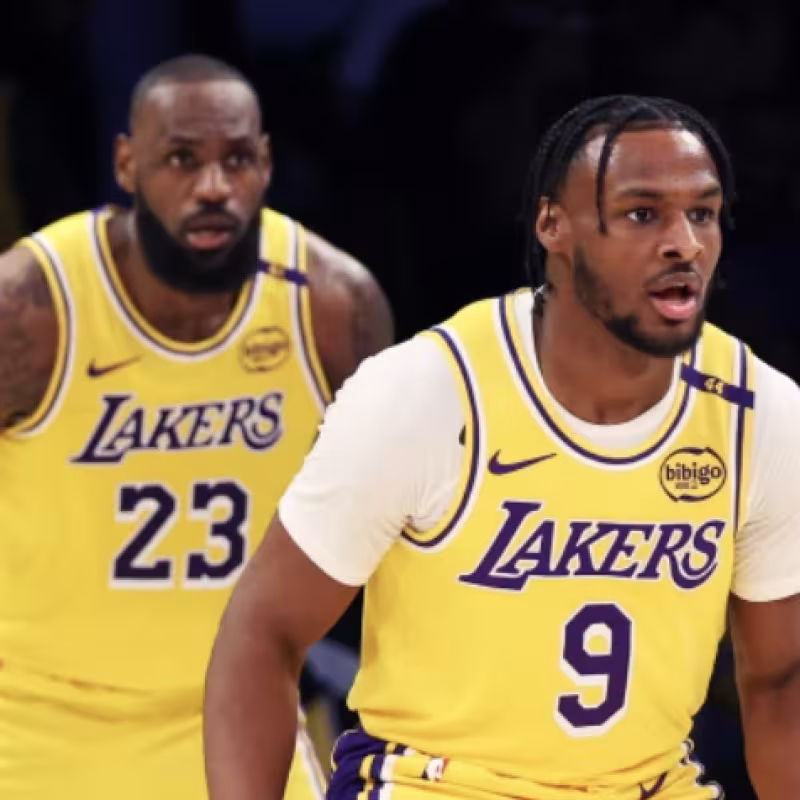 LeBron James y Bronny James, jugadores de Los Angeles Lakers