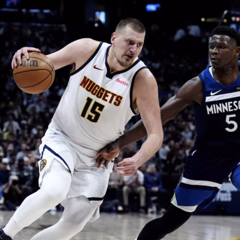 Nikola Jokic no pudo con Anthony Edwards en el Nuggets vs. Timberwolves.