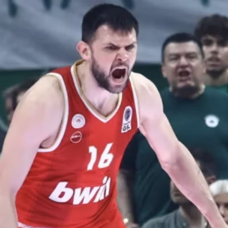 Olympiacos eats up Hapoel Tel Aviv and aims to win the Euroleague regular season.