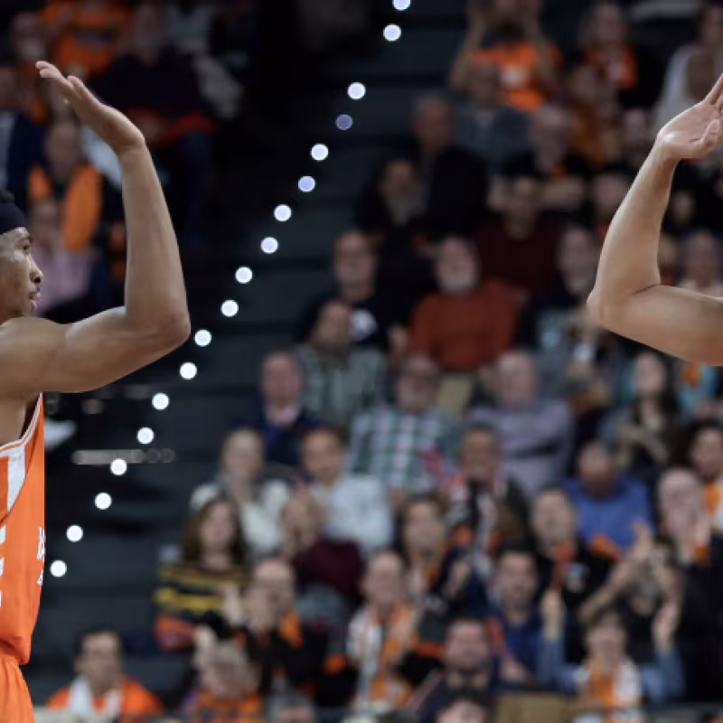 Valencia Basket arrasa al Panathinaikos y asegura el factor cancha en los playoffs de la Euroliga