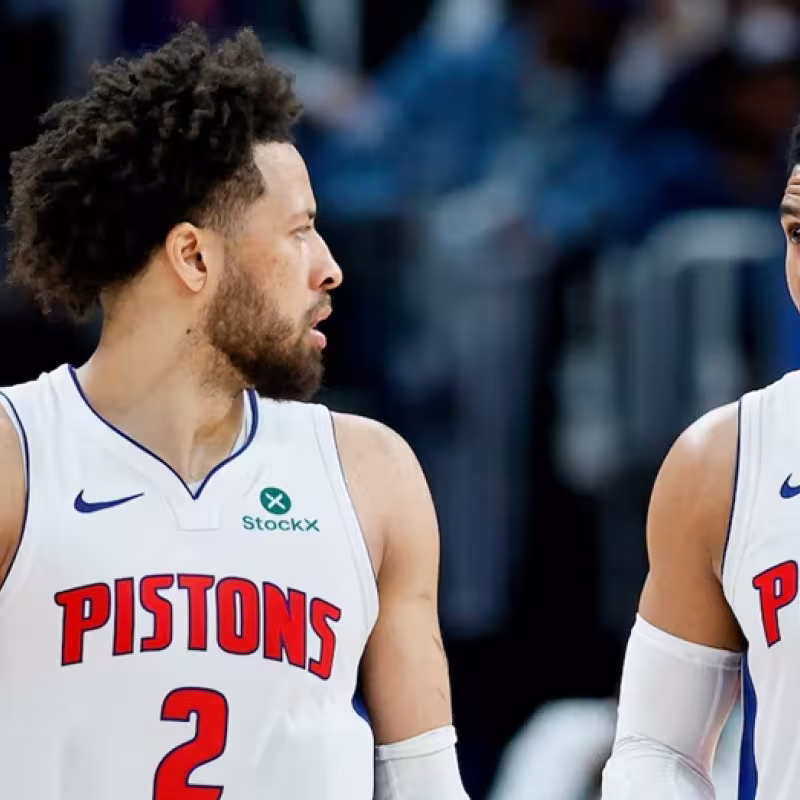 Cade Cunningham y Tobias Harris, jugadores de Detroit Pistons.