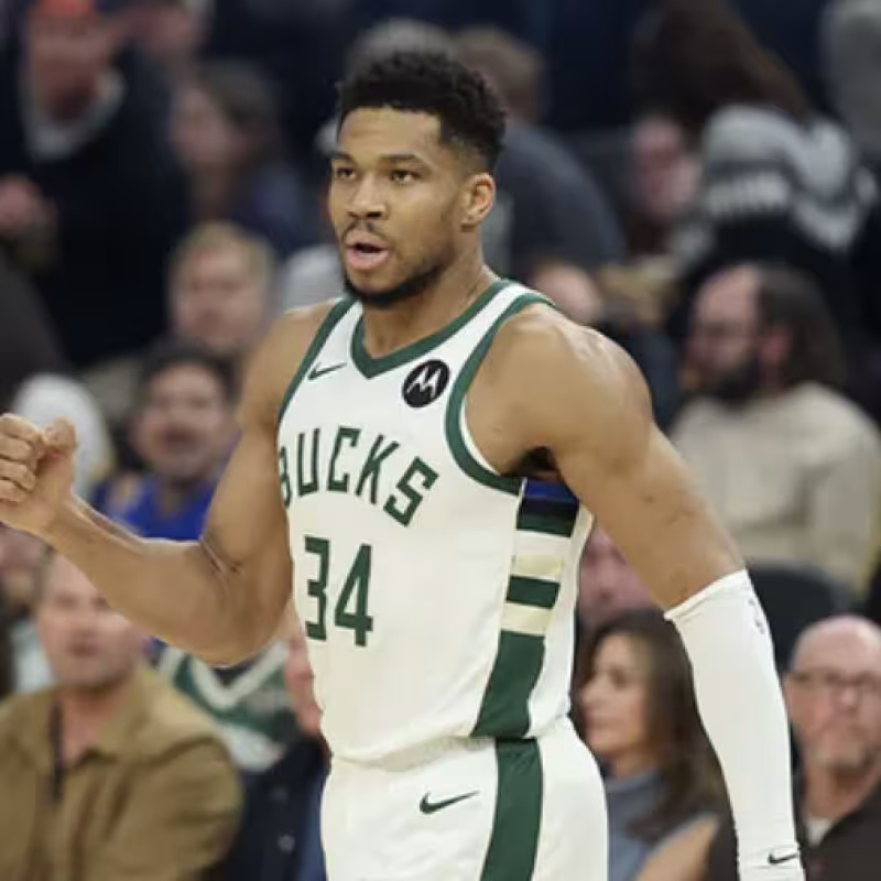 Giannis Antetokounmpo le sigue dando vueltas a su futuro
