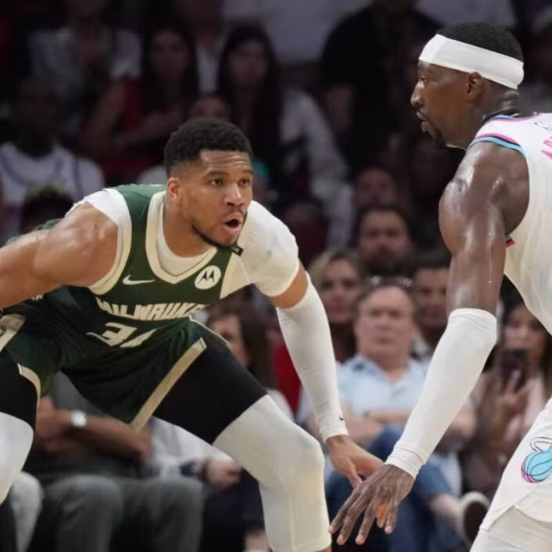 Giannis Antetokounmpo, defendiendo a Bam Adebayo