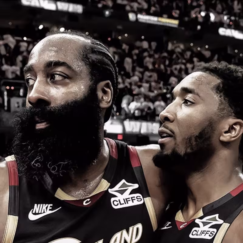 James Harden y Donovan Mitchell pasaron por encima de los Pistons. 