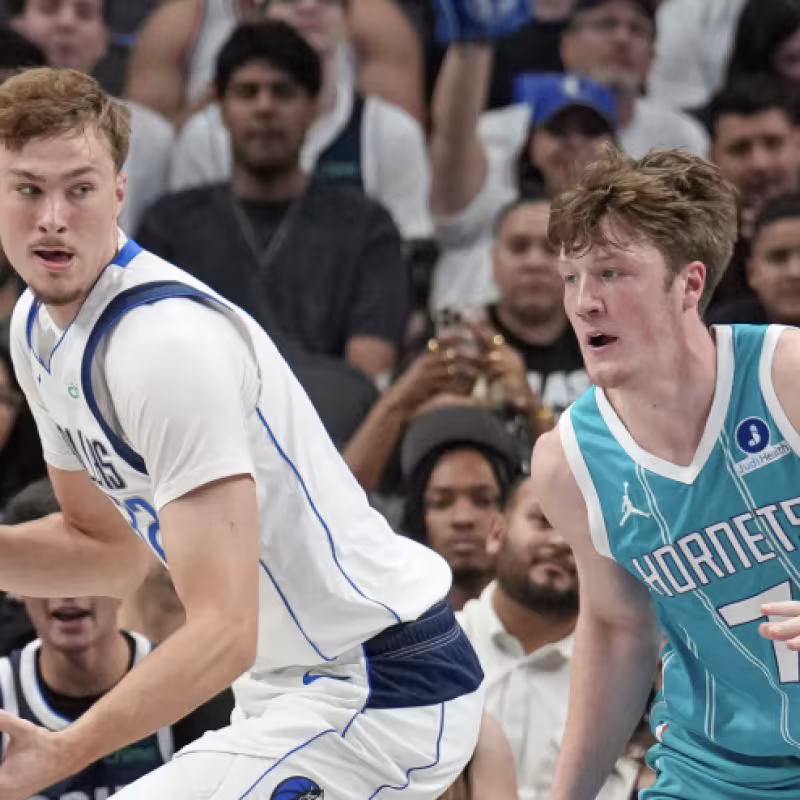 Flagg y Knueppel, de compañeros a rivales en la NBA.