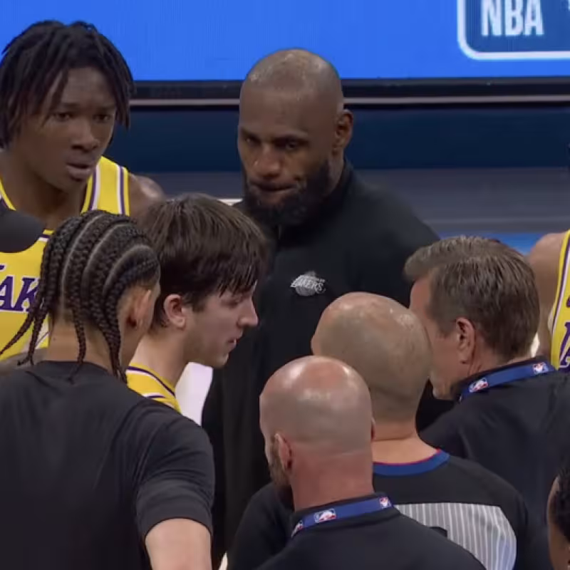 Corrillo de los Lakers discutiendo con el colegiado tras el duelo ante OKC. 