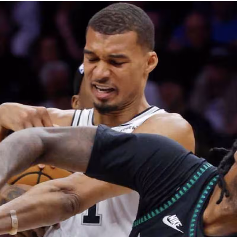 Victor Wembanyama, expelled after elbowing Naz Reid.
