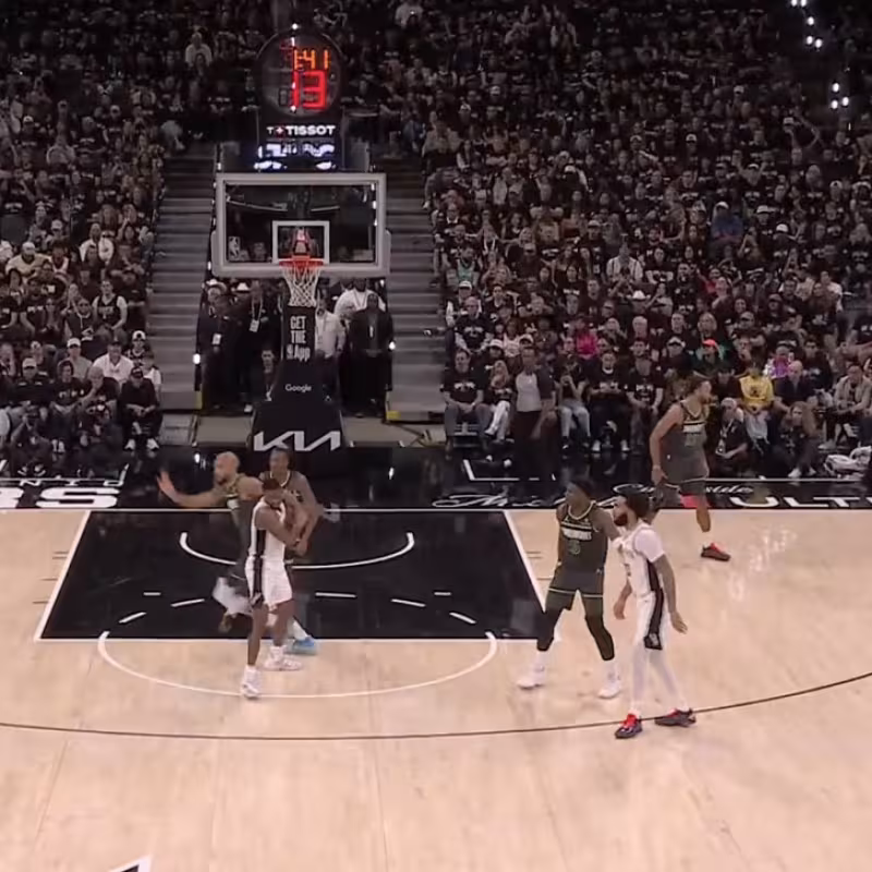Victoria de los Spurs ante los Wolves en el Game 2 de la serie. 