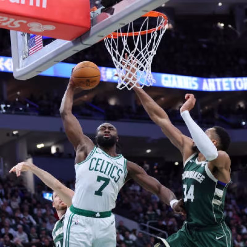 Brown y Antetokounmpo, intercambio. Foto: gettyimages