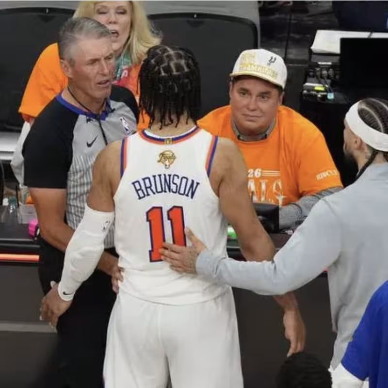 Jalen Brunson tuvo un altercado con un fan al final del Spurs-Knicks.