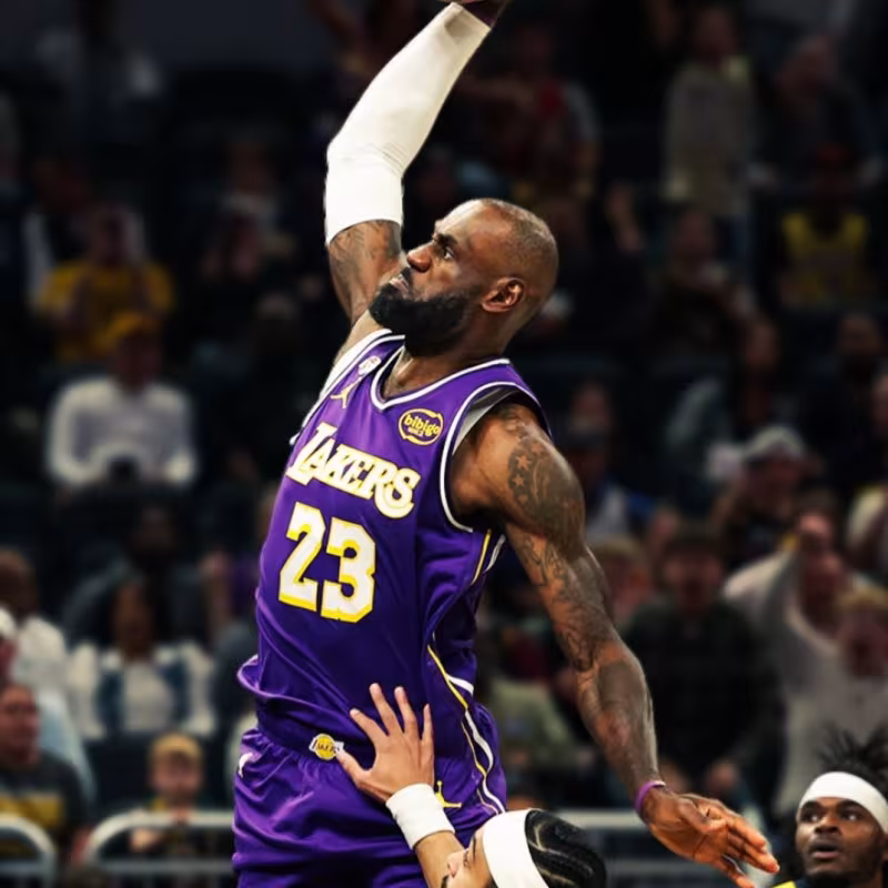LeBron James, envuelto en rumores NBA con Cavs y Warriors. 