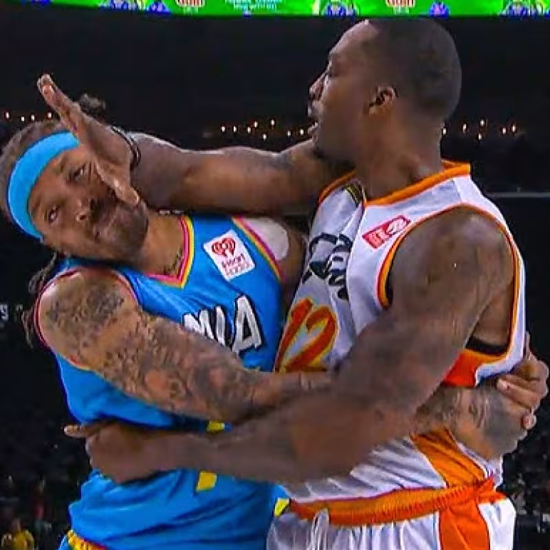 Michael Beasley y Dwight Howard, peleando