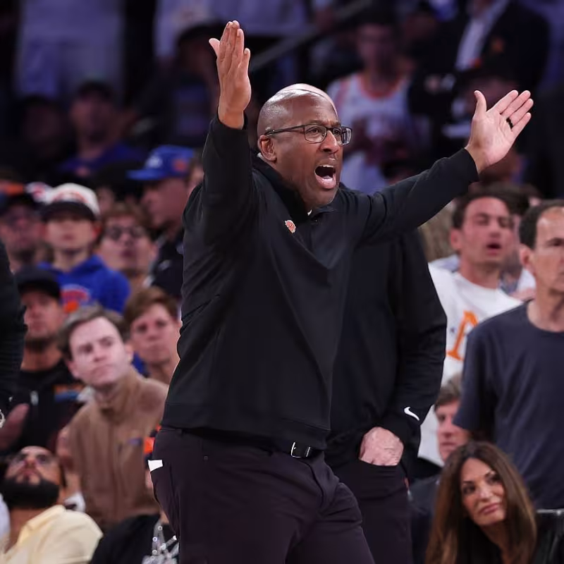 Rajada histórica de Mike Brown contra los árbitros