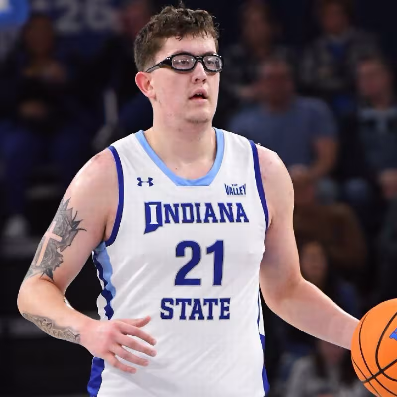 The Lakers have signed Robbie Avila.