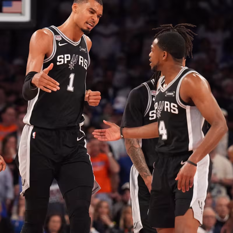 Victor Wembanyama, junto a De'Aaron Fox en el Spurs-Knicks