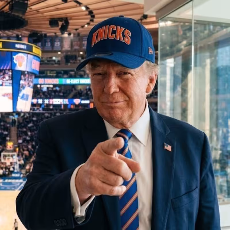 Donald Trump, presidente de USA, con una gorra de los Knicks.
