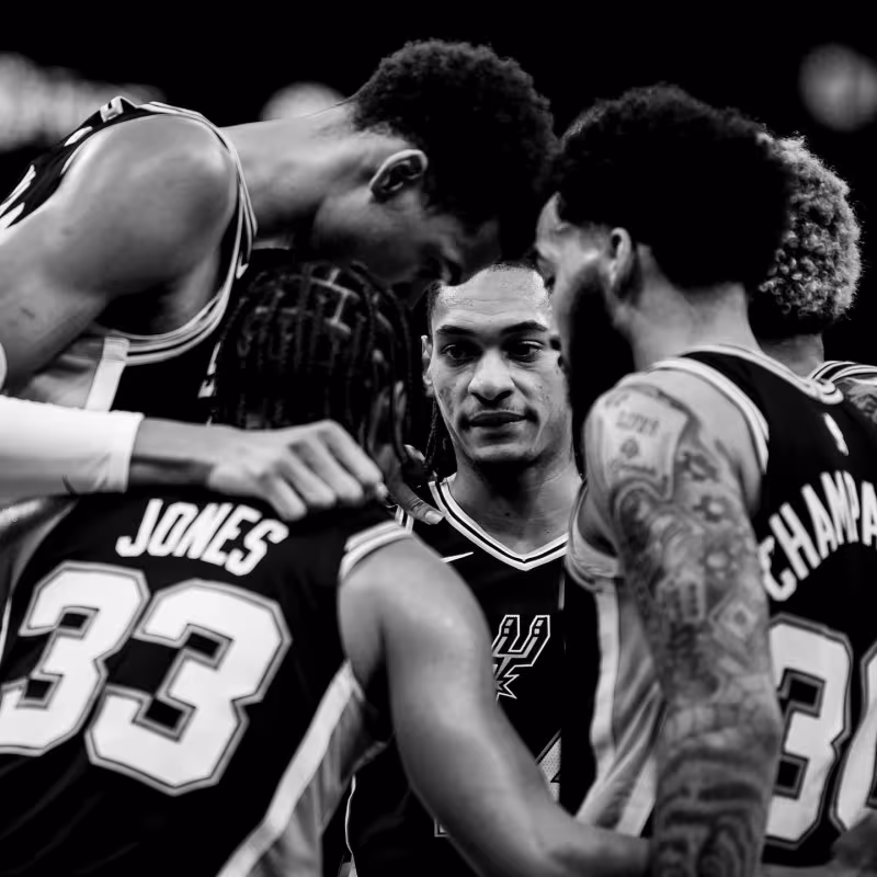Wembanyama with his teammates after losing to the Knicks