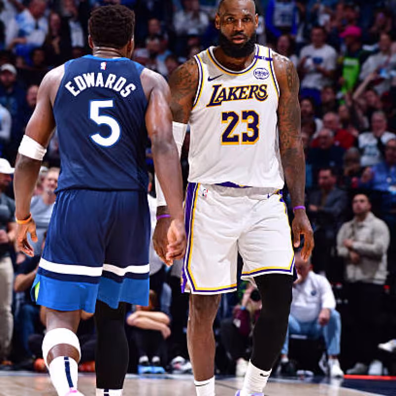 Anthony Edwards busca convencer a Lebron James. Foto: gettyimages