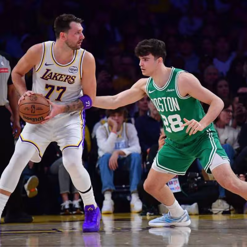 Hugo González, defendiendo a Luka Doncic