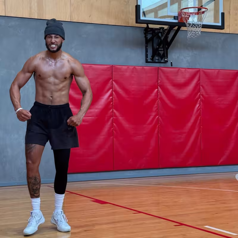 Ben Simmons se recupera de su lesión en Australia