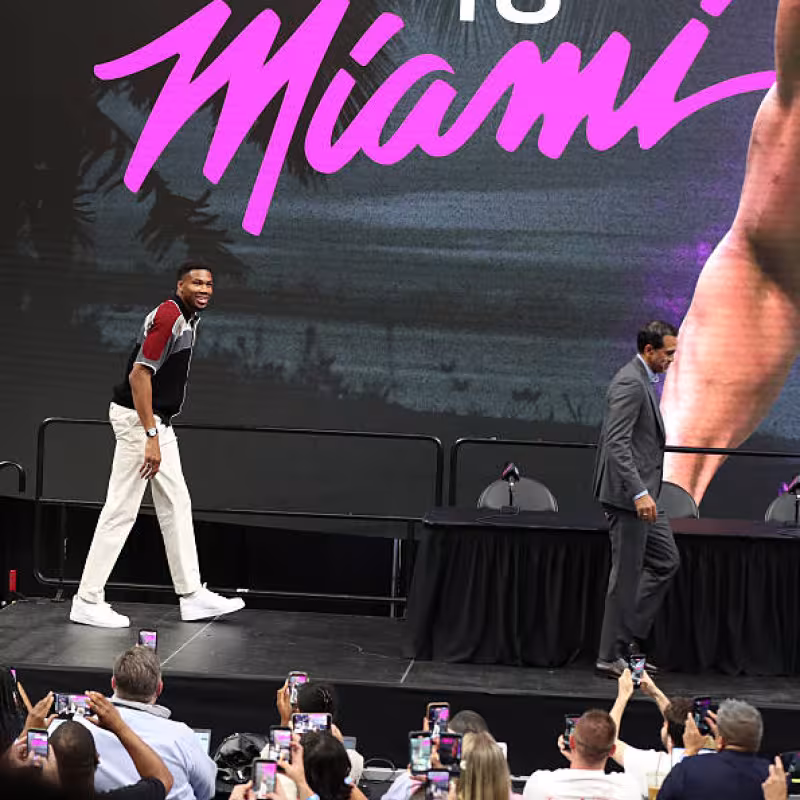 Giannis Antetokounmpo, retirada en Miami Heat. Foto: gettyimages
