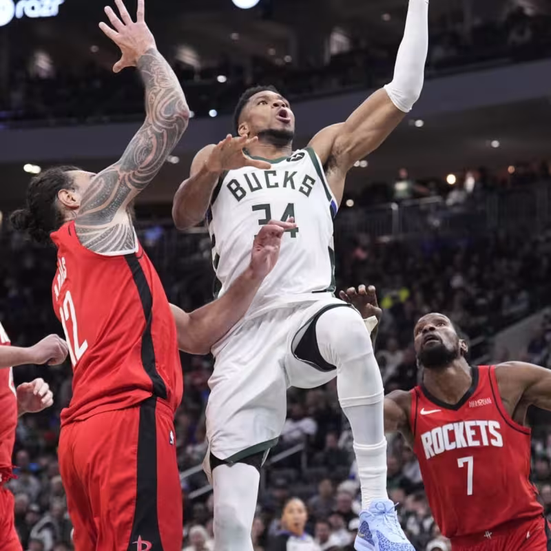 Anteto, ante Kevin Durant en un Bucks-Rockets