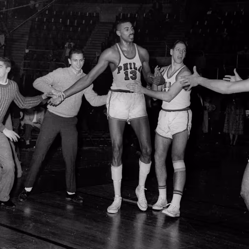 Wilt Chamberlain anotó 100 puntos en un partido