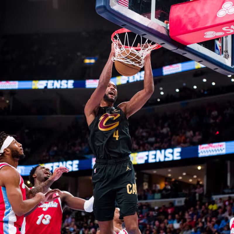 Evan Mobley, estrella de los Cleveland Cavaliers, machacando el aro