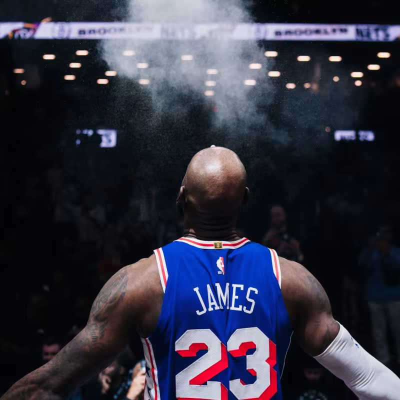 LeBron James, en su estreno con Philadelphia 76ers