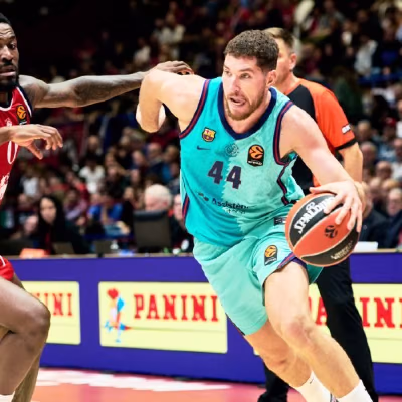 Barça domina en Milán sin brillo pero con solidez
