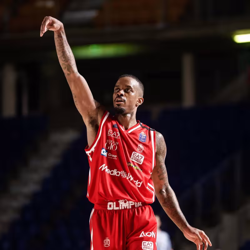 Brown sin equipo: ocho meses atrapado en Milano