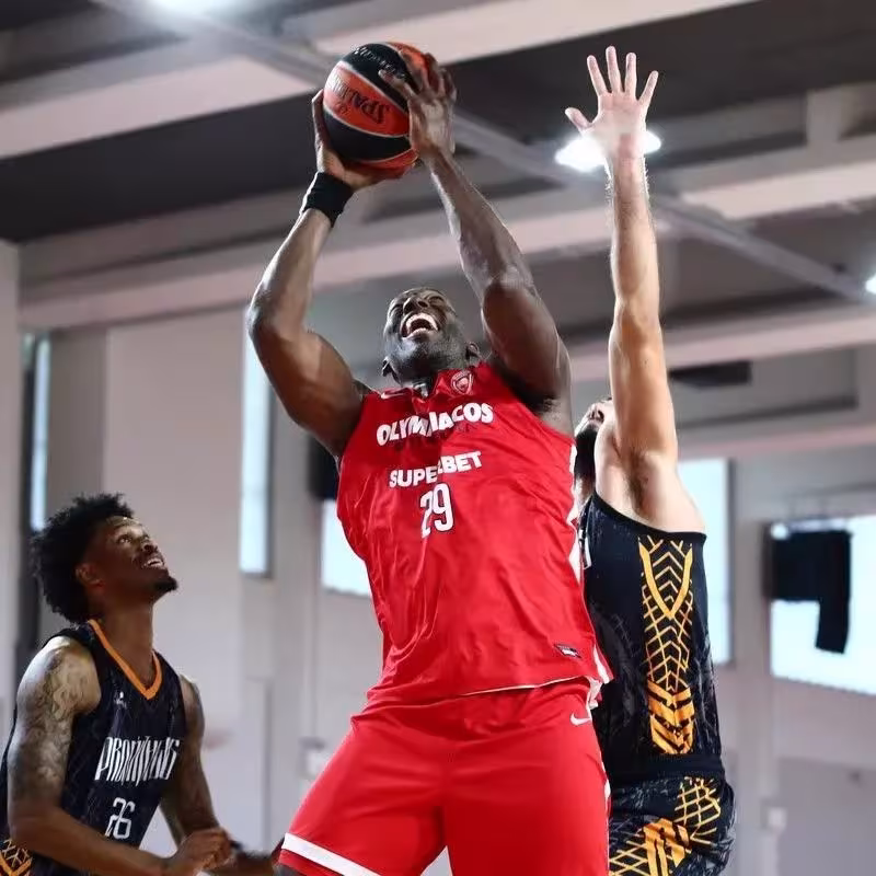 Dunston amplía su estancia en Olympiacos un mes más